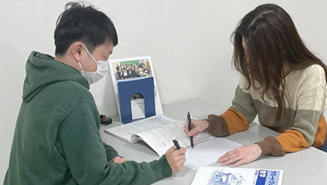 少人数制の先生と生徒の写真