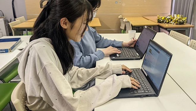 プログラミング勉強中の生徒の様子