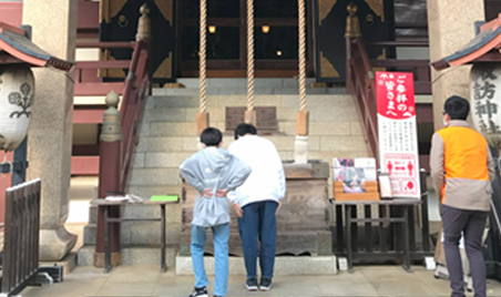 合格祈願初詣中の生徒写真