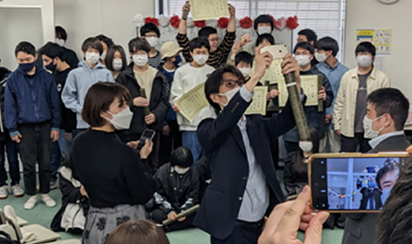 3年生を送る会の先生と生徒の様子の写真