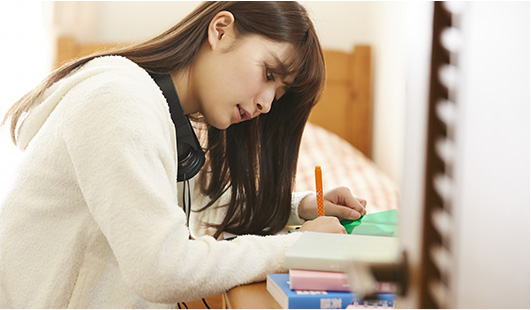 自宅で学習に取り組む生徒の様子