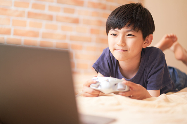 不登校の子がゲームばかりしているのは依存症？その理由や対処法について解説