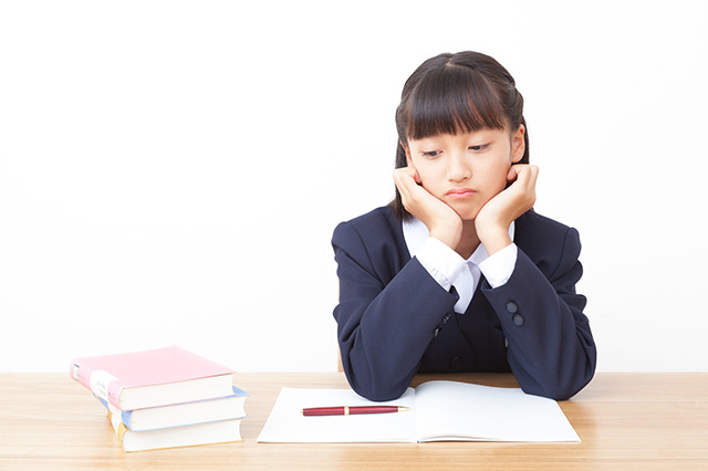 女子中学生の不登校、親はどうサポートすべき？原因や対応について解説